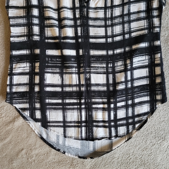 Velvet by Graham and Spencer cap sleeve blouse size medium - Picture 5 of 11